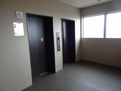 込み合う時間帯に便利な複数個所に設置されたエレベーター