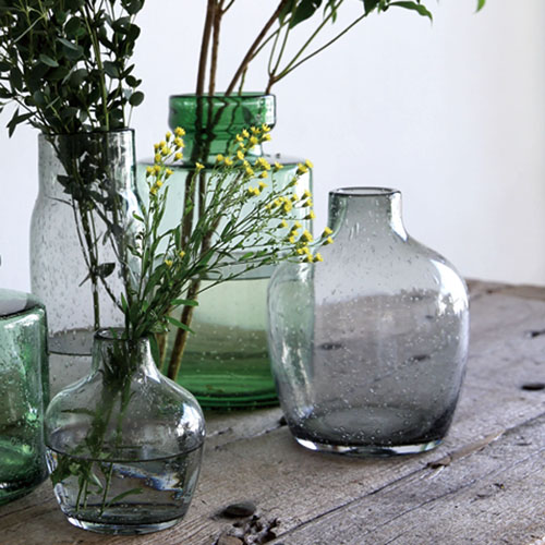 陶器やガラスの花瓶