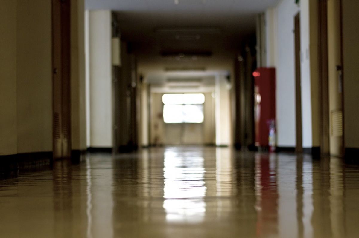 学校の薄暗い廊下